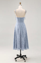 Staubblaues A Linie Midi Spaghettiträger Hochzeitsgastkleid mit Schlitz